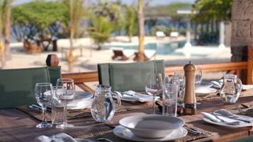 Breakfast, lunch, dinner served; international cuisine