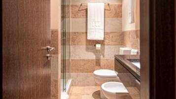 Standard Double Room | Bathroom | Shower, free toiletries, hair dryer, bidet
