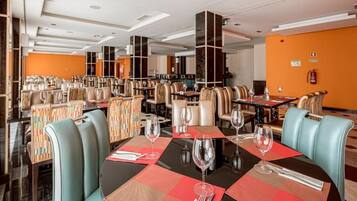 Phục vụ bữa sáng, bữa trưa, bữa tối, món địa phương và quốc tế