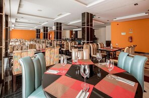 Café da manhã, almoço e jantar; local e internacional