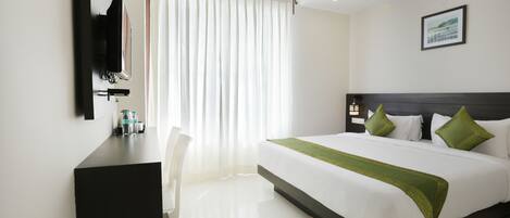 Escritorio, tabla de planchar con plancha y wifi gratis