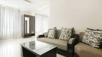 Deluxe Room | Living area | Flat-screen TV