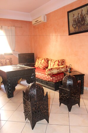 公寓 | 起居区 | 32-英寸液晶电视 (配备卫星频道)、电视