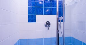 Habitación estándar con 1 cama doble o 2 individuales | Ducha del cuarto de baño
