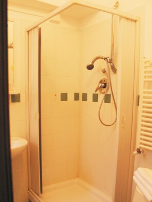 Rainfall showerhead, free toiletries, hair dryer, bathrobes - Le Dimore degli Artisti (Venosa)