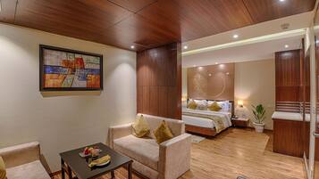 Suite de lujo, 1 cama King size | Área de sala de estar | Televisión LED de 32 pulgadas con canales por cable y televisión