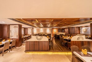 供應早餐、午餐和晚餐，國際料理