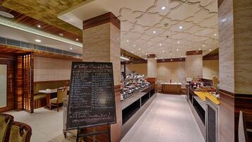 Desayuno completo (INR 600 por persona)