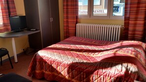 Standard Double Room | Desk, free WiFi - Logis Hôtel Restaurant du Cygne (Lauterbourg)