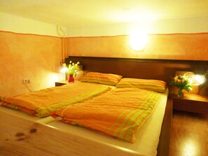1 habitación, tabla de planchar con plancha y cuna de viaje 