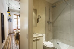 Chambre double, salle de bain privée | Salle de bain | Douche, articles de toilette (gratuits), séchoir à cheveux