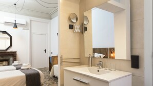 A modern hotel room with a large bed, a white sink, and a large mirror. - Casa Maca Guest House Boutique - Adults Only (Barcelona)