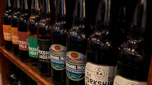 Une étagère contenant différentes bouteilles de bière du Yorkshire.