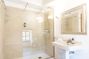 Dusche, Regendusche, kostenlose Toilettenartikel, Haartrockner