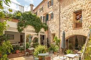 Outdoor dining - Hotel Nord (Estellencs)