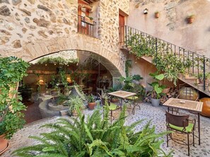 Outdoor dining - Hotel Nord (Estellencs)