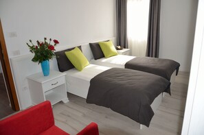 Habitación triple | 1 dormitorio, ropa de cama de alta calidad, escritorio y wifi gratis