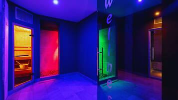 Um hall de hotel moderno com uma parede de cores mutáveis e uma área de recepção visível.