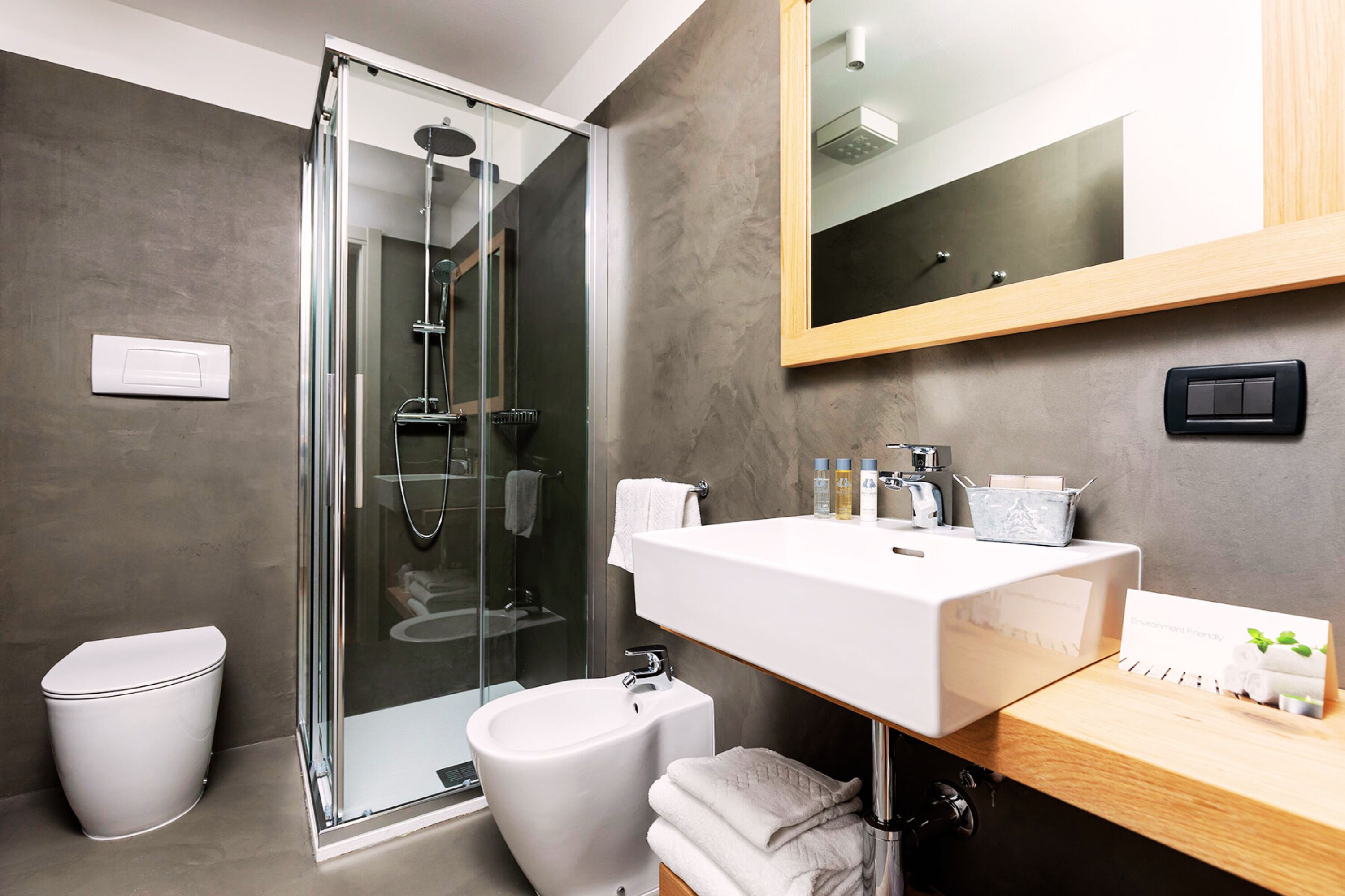 Standard-Vierbettzimmer | Badezimmer | Dusche, Haartrockner, Bademäntel, Bidet