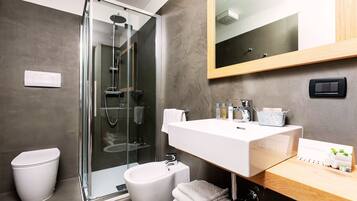 Standard-Vierbettzimmer | Badezimmer | Dusche, Haartrockner, Bademäntel, Bidet