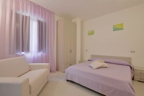 Dreibettzimmer | Hochwertige Bettwaren, Minibar, Zimmersafe, Schreibtisch