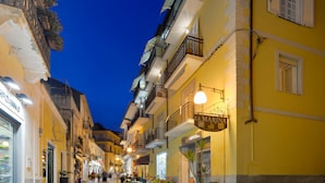 A street view with a yellow building labeled "LA MARINA" and a sign for "MPSA SPA".