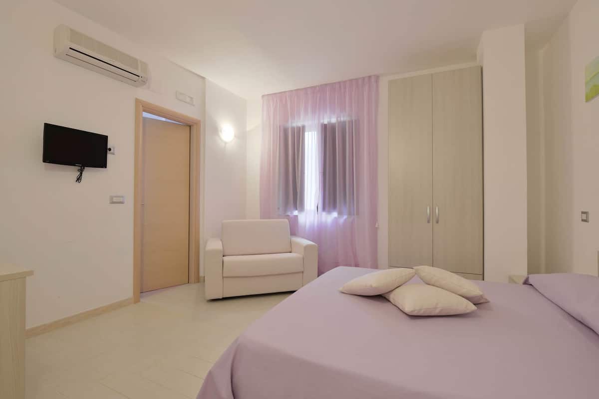 Triple Room | Premium bedding, minibar, in-room safe, desk