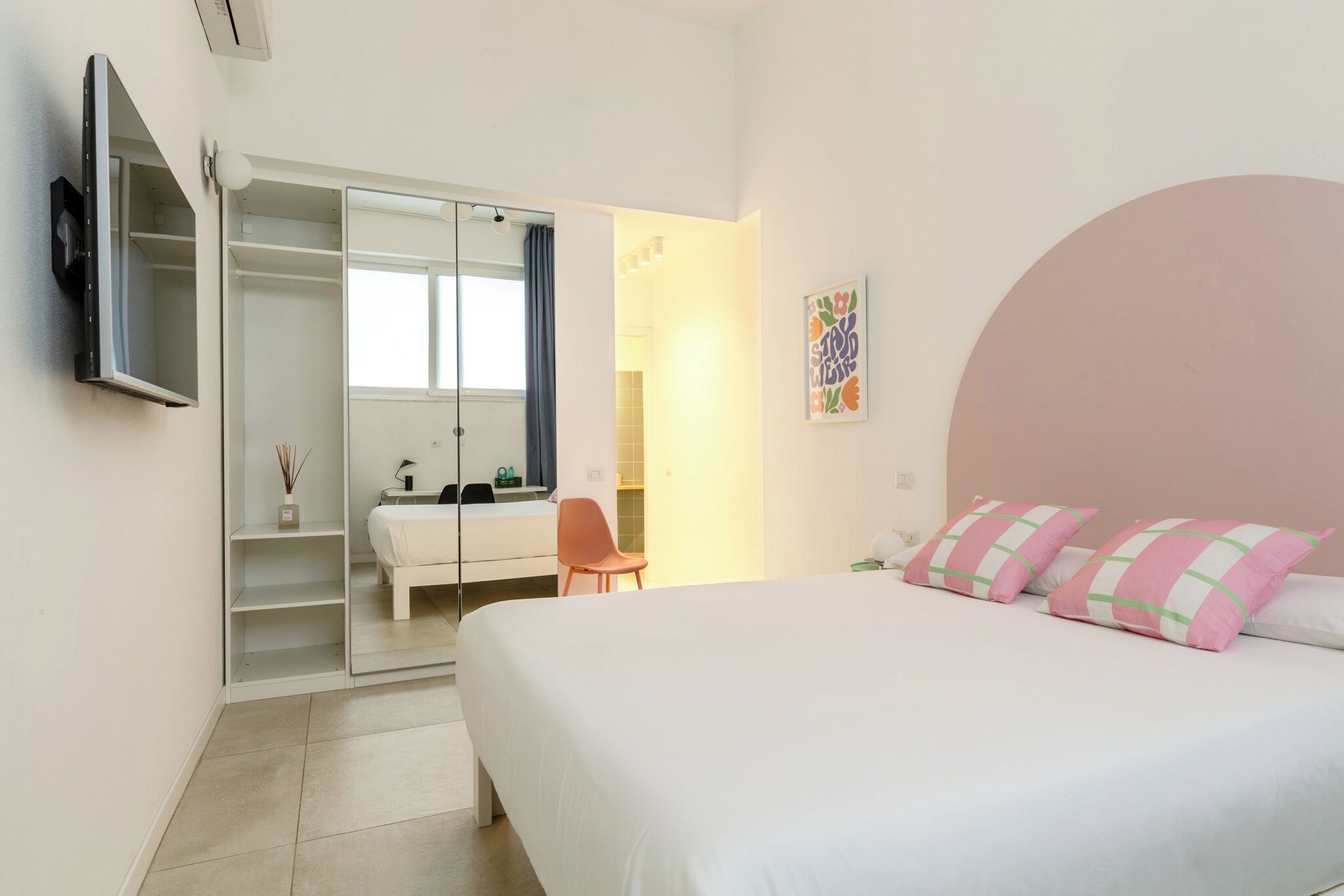 Une chambre à coucher avec un lit, un bureau et une armoire.