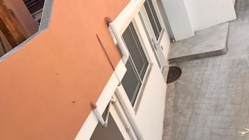 Economy Double Room located in the basement | Vista al patio