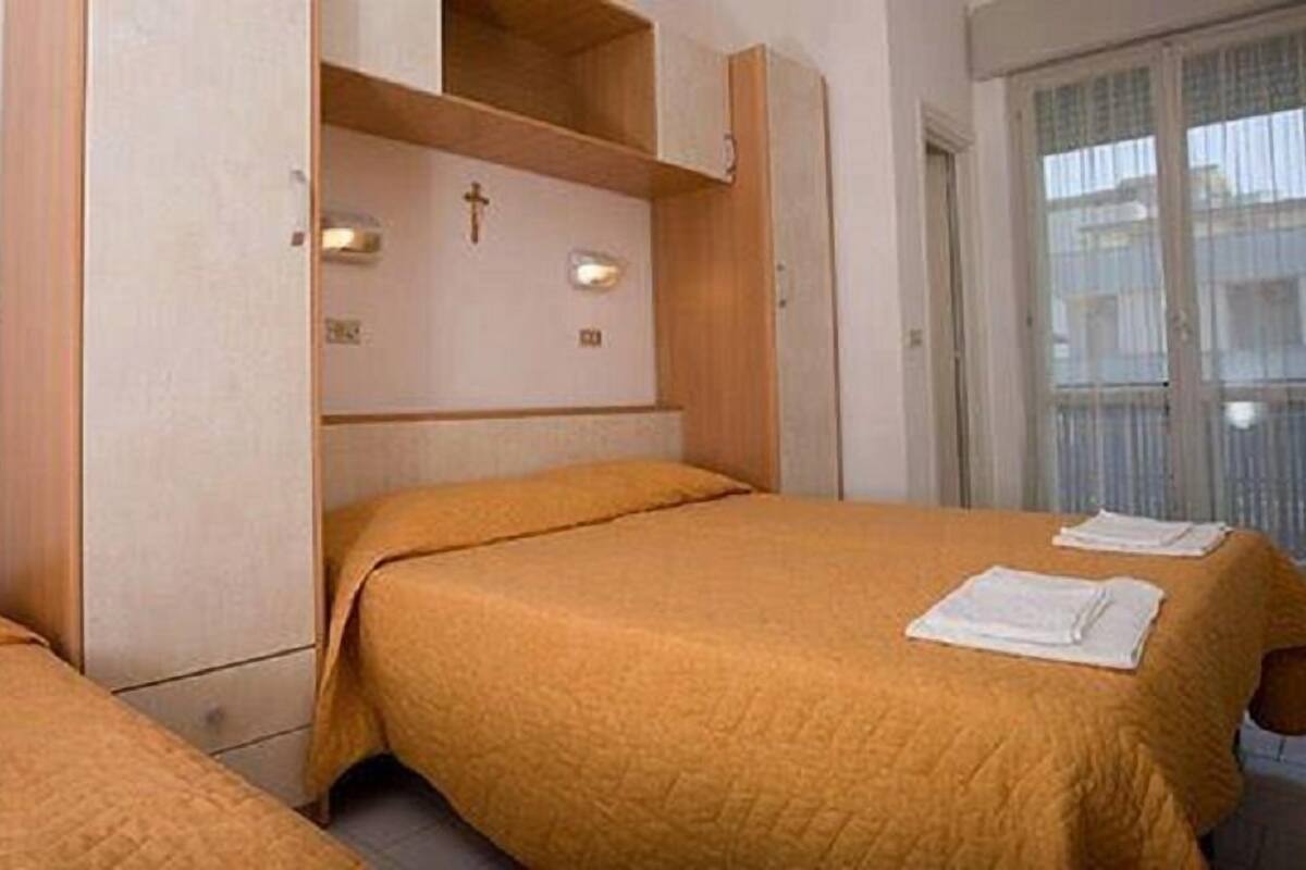 Triple Room | In-room safe, desk