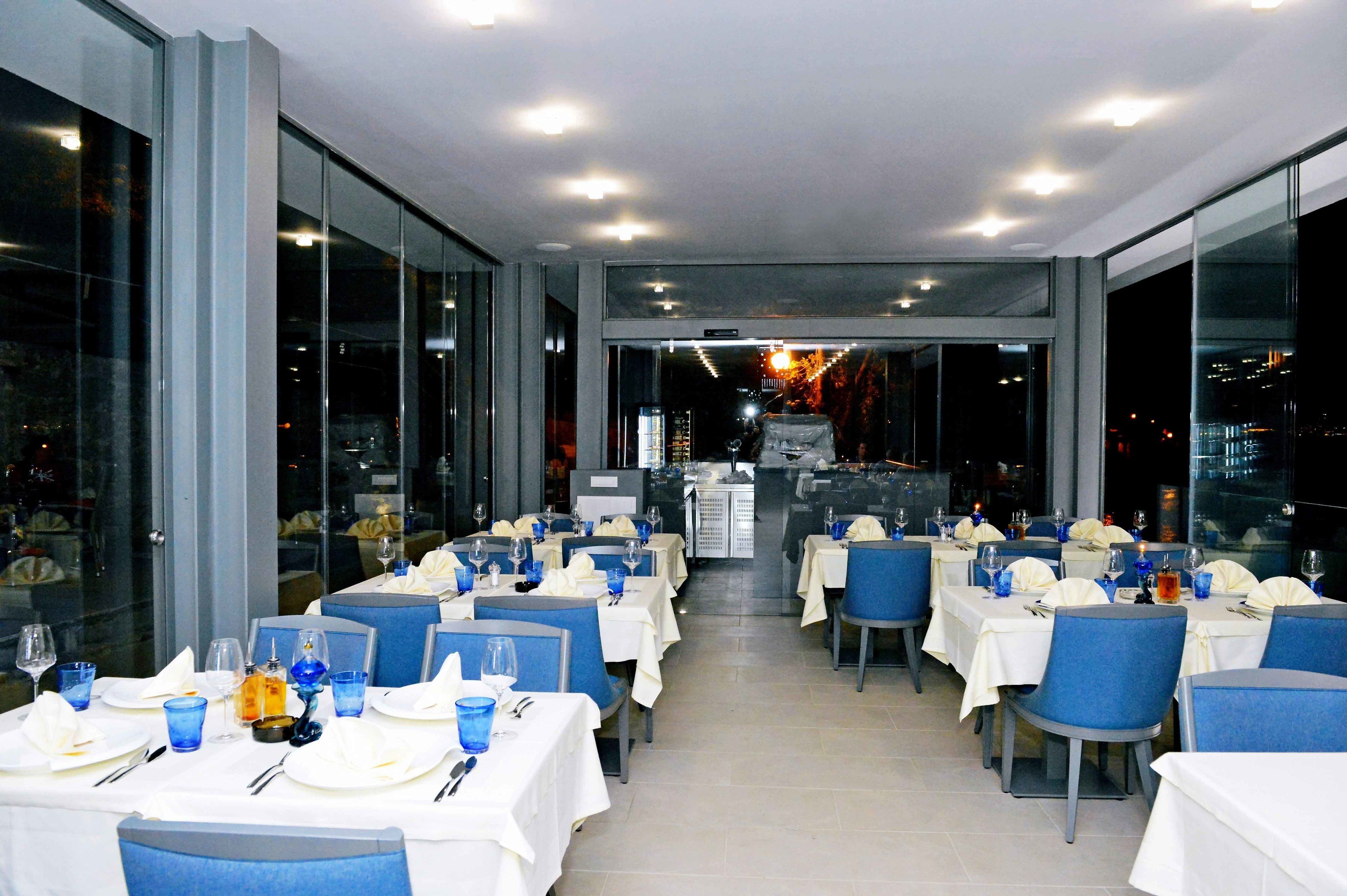 breakfast, lunch and dinner served