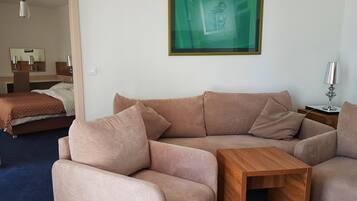 Suite | Minibar, in-room safe, desk, iron/ironing board (on request)