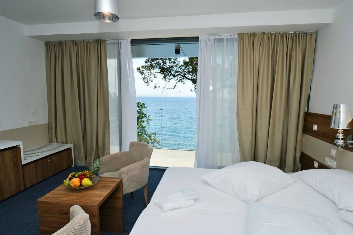 deluxe double or twin room, sea view | minibar, in-room safe, desk, iron/ironing board