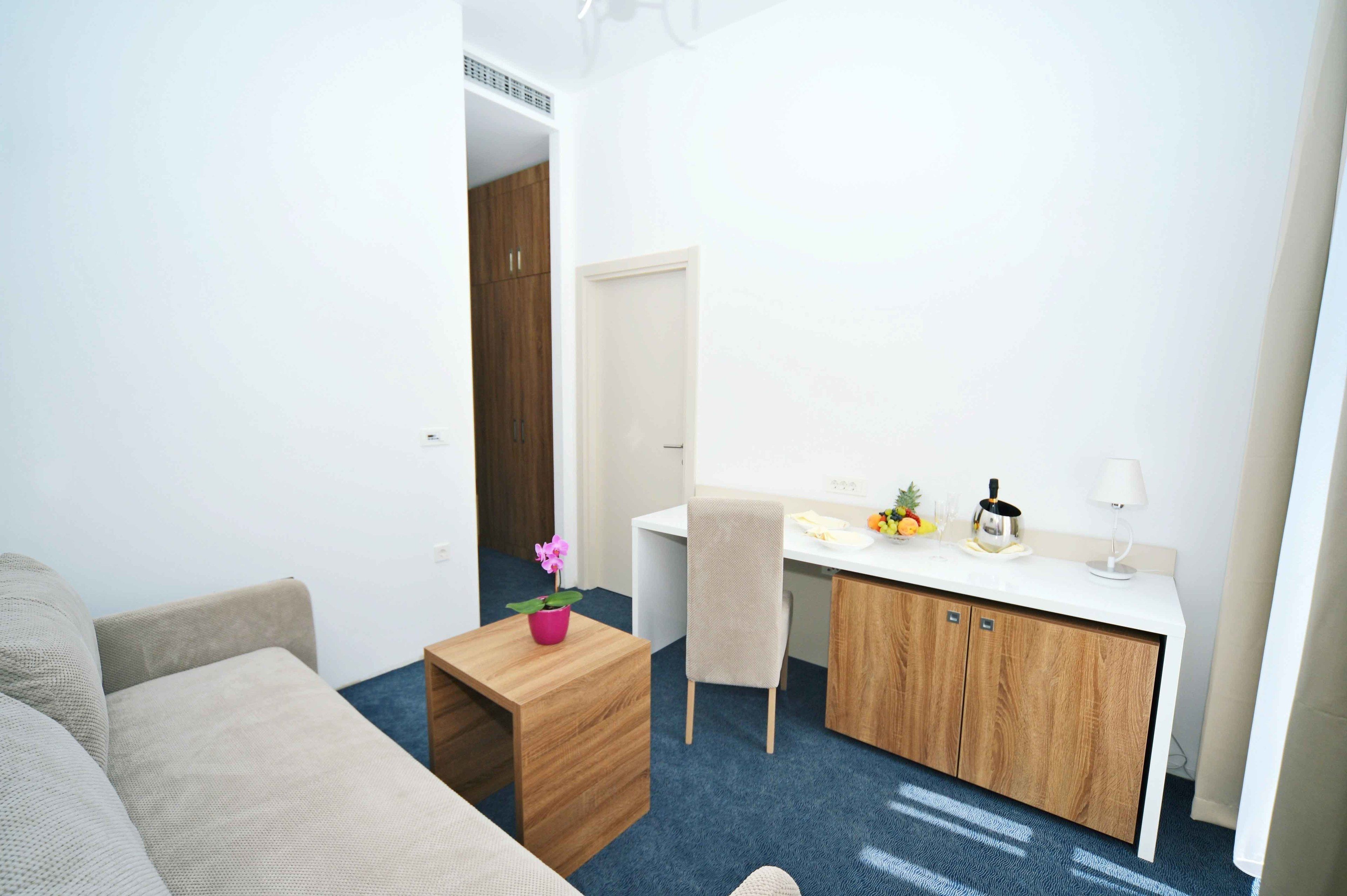 suite | living area | flat-screen tv