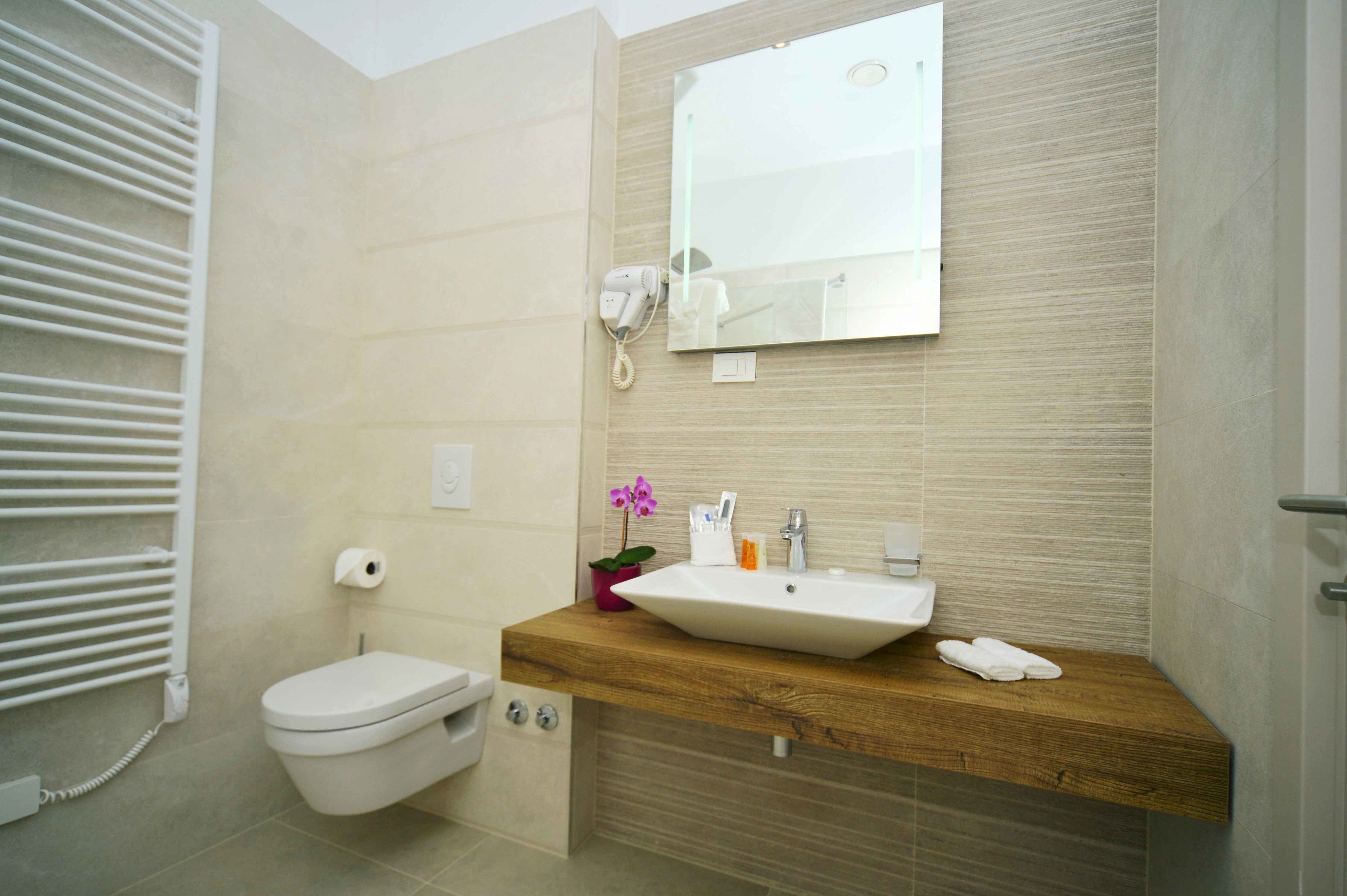 deluxe double or twin room | bathroom | free toiletries, hair dryer, towels