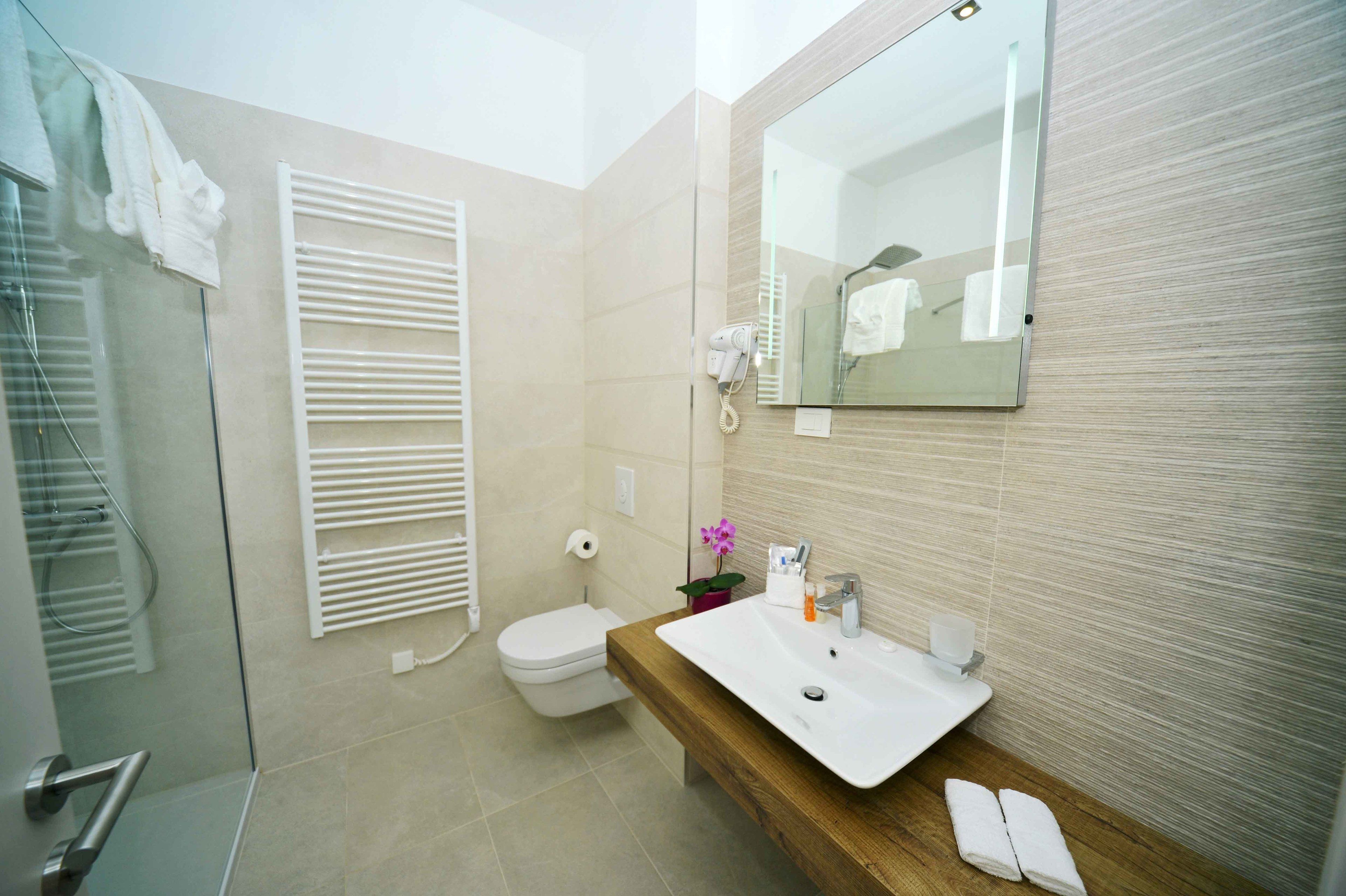 deluxe double or twin room, sea view | bathroom | free toiletries, hair dryer, towels