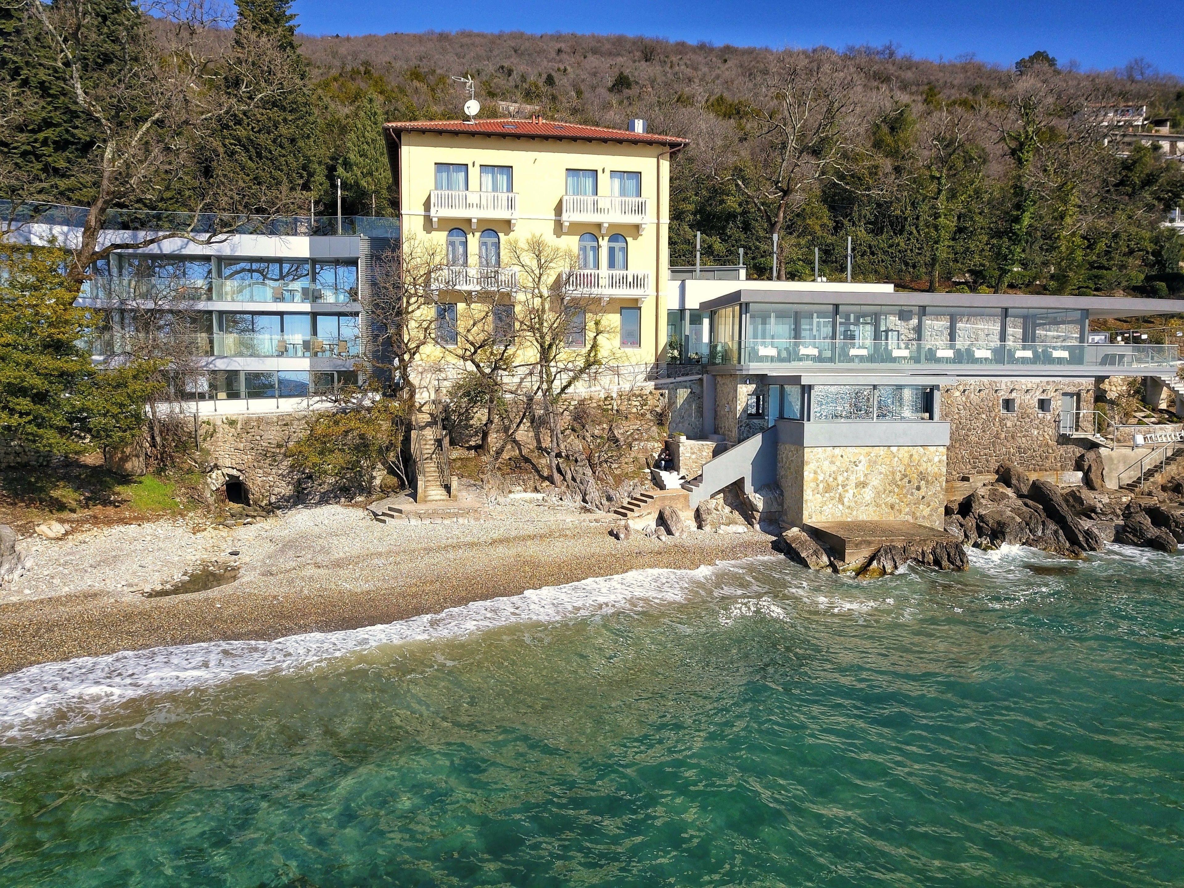 Vista frontal de la propiedad