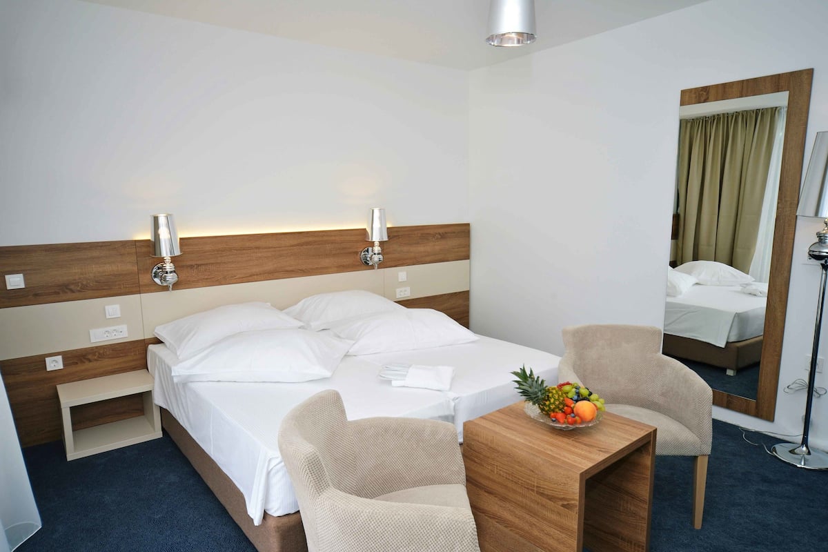 Minibar, in-room safe, desk, iron/ironing board