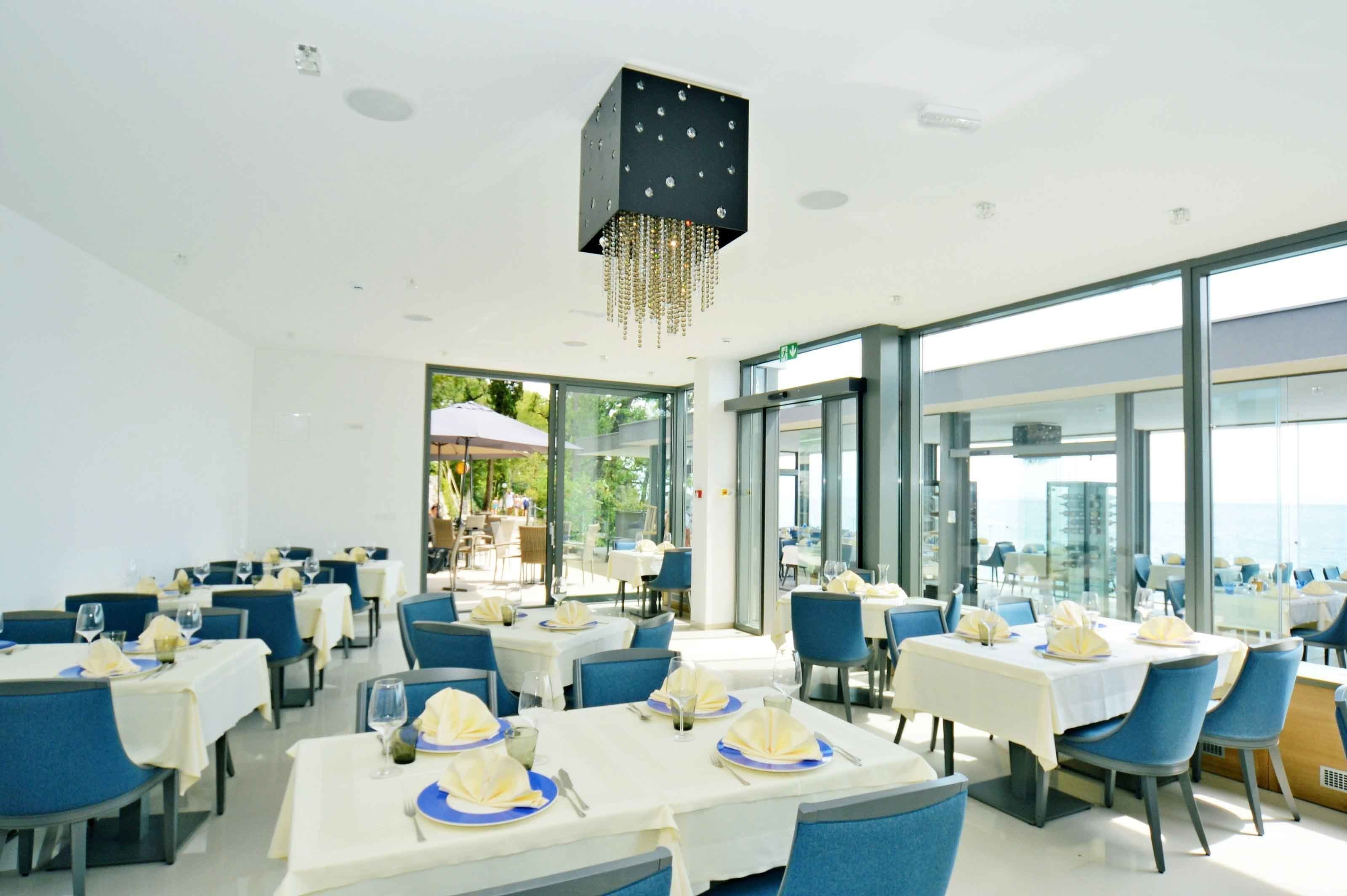 breakfast, lunch and dinner served