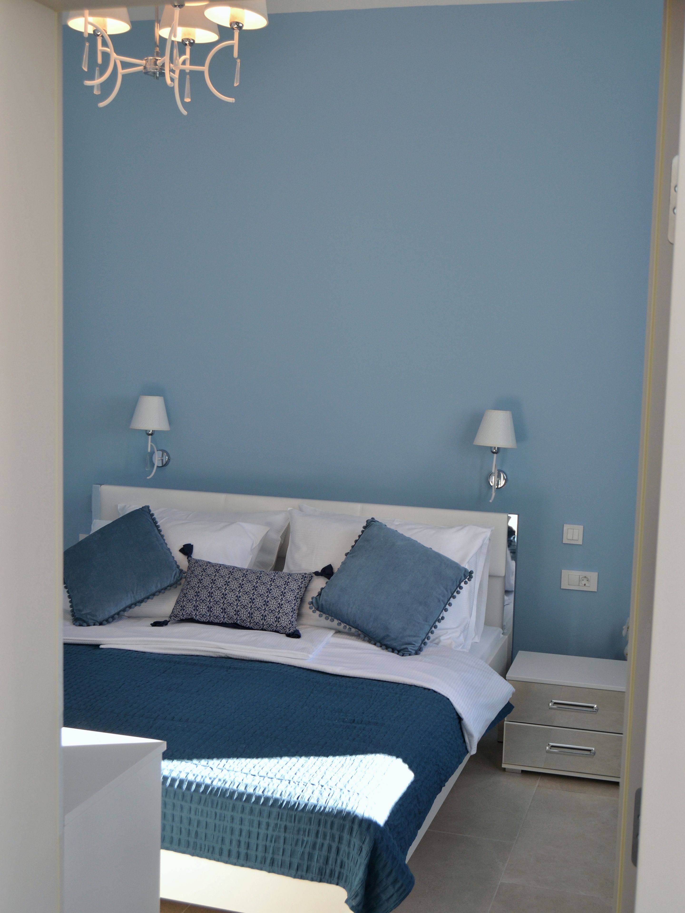 deluxe room | minibar, in-room safe, desk, iron/ironing board