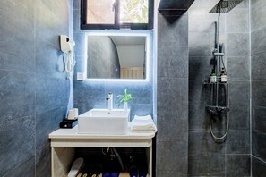 Suite Familiale, 3 chambres, coin cuisine, vue ville | Salle de bain