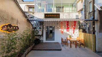 Un restaurante chino tradicional con un pequeño espacio de terraza y un letrero.