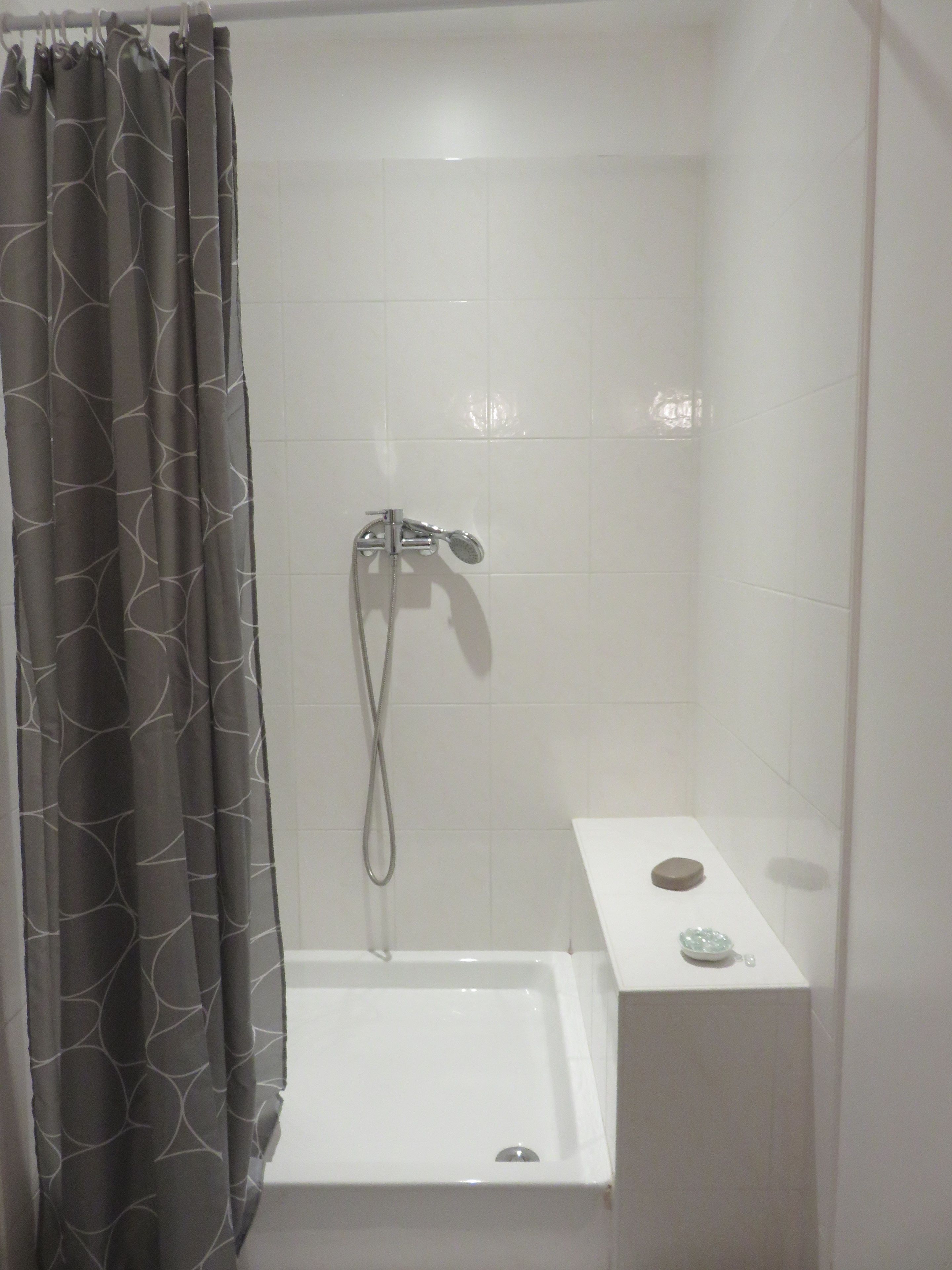 Double Room (Belle de nuit) | Bathroom | Shower, free toiletries, hair dryer, towels