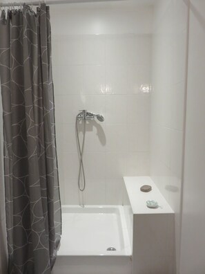 Tweepersoonskamer (Belle de nuit) | Badkamer | Een douche, gratis toiletartikelen, een haardroger, handdoeken