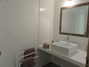 Double Room (Clos du Madon) | Bathroom sink - Domaine Sainte Marie Des Ollieux (Montseret)