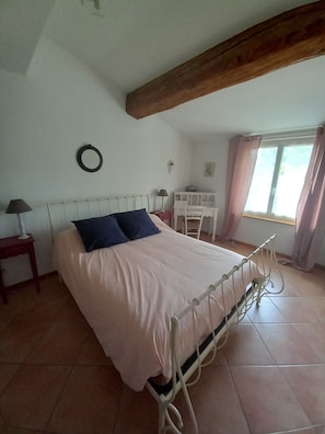 Chambre double (Clothilde) | Décor unique, ameublement unique, fer et planche à repasser