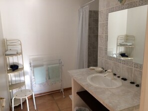 Doppelzimmer (Clothilde) | Badezimmer | Dusche, kostenlose Toilettenartikel, Haartrockner, Handtücher