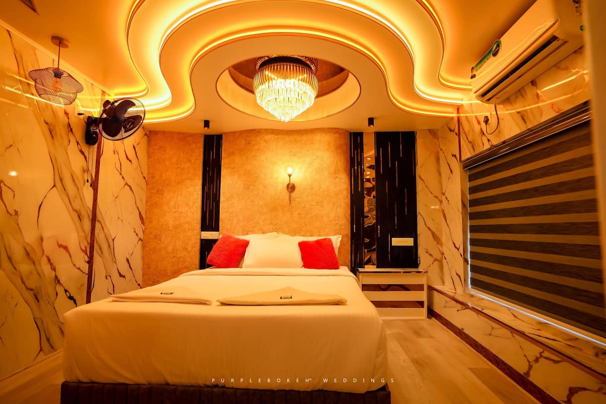 Egyptian cotton sheets, premium bedding, individually furnished