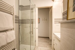 Apartamento, 3 habitaciones | Baño | Ducha, secador de pelo, bidé y toallas