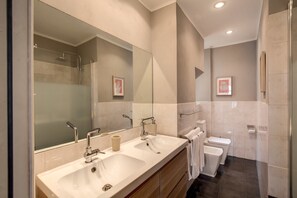 Apartamento, 1 quarto | Banheiro | Chuveiro, secador de cabelo, bidê, toalhas de banho
